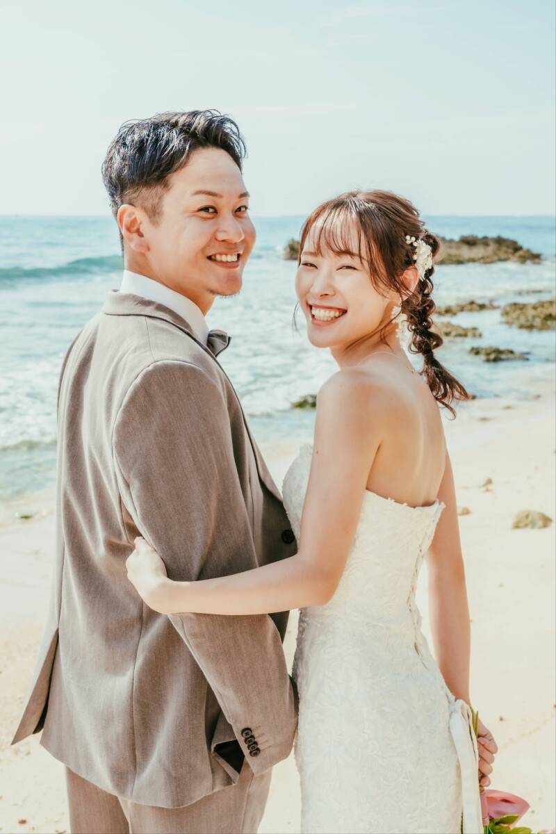 振り向きながら