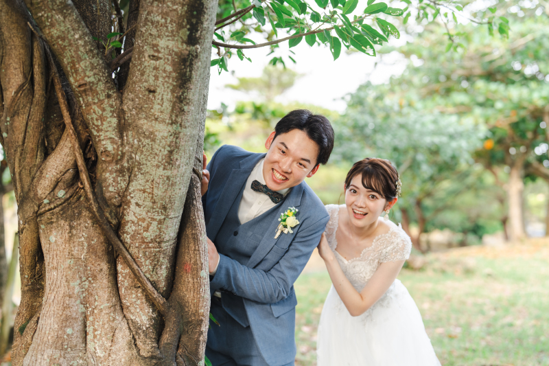 木陰から覗く二人の笑顔にキュン♡