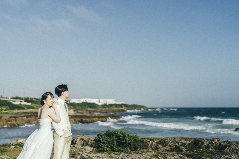 沖縄のビーチは何よりも美しく、魅力的に映ります。いつもより特別感をプラスしながら、おふたりらしい空気感と共に撮影を進めていきます。おふたりにとって大切な1日を、お手伝いさせていただけることが嬉しいです