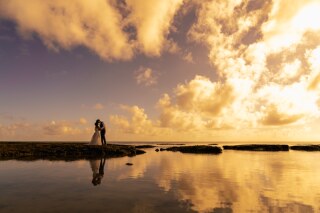 圧巻のサンセットフォト　美しい景色を引き出す技術力黄金色に染まる空と、穏やかに輝く波。圧巻のサンセットビーチフォトは、光と色彩を巧みに操る技術が生み出す。美しい景色を最大限に引き出し幻想的な一枚へ。