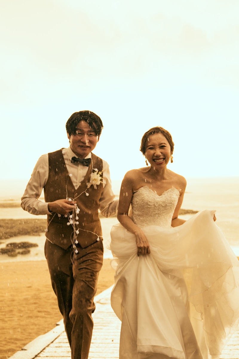 自然な空気感の中に、ほんの少しの特別感を加えた一枚。いつもの景色や表情も、光や角度を変えるだけで新鮮に映る。飾らないけれど、どこか違う。そんな瞬間を切り取る写真。お二人の空気感を大事に残します。