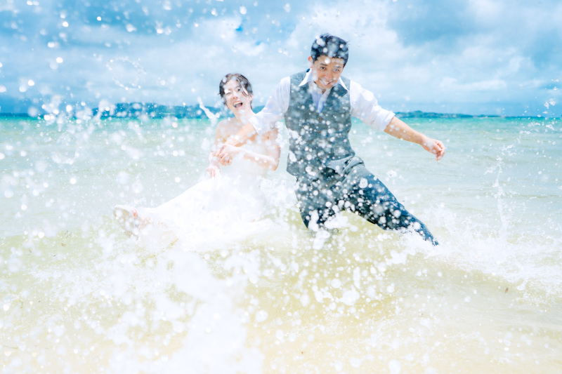 弾ける沖縄の海で!