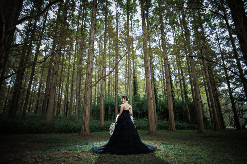 トレーンを広げた凛とした後ろ姿