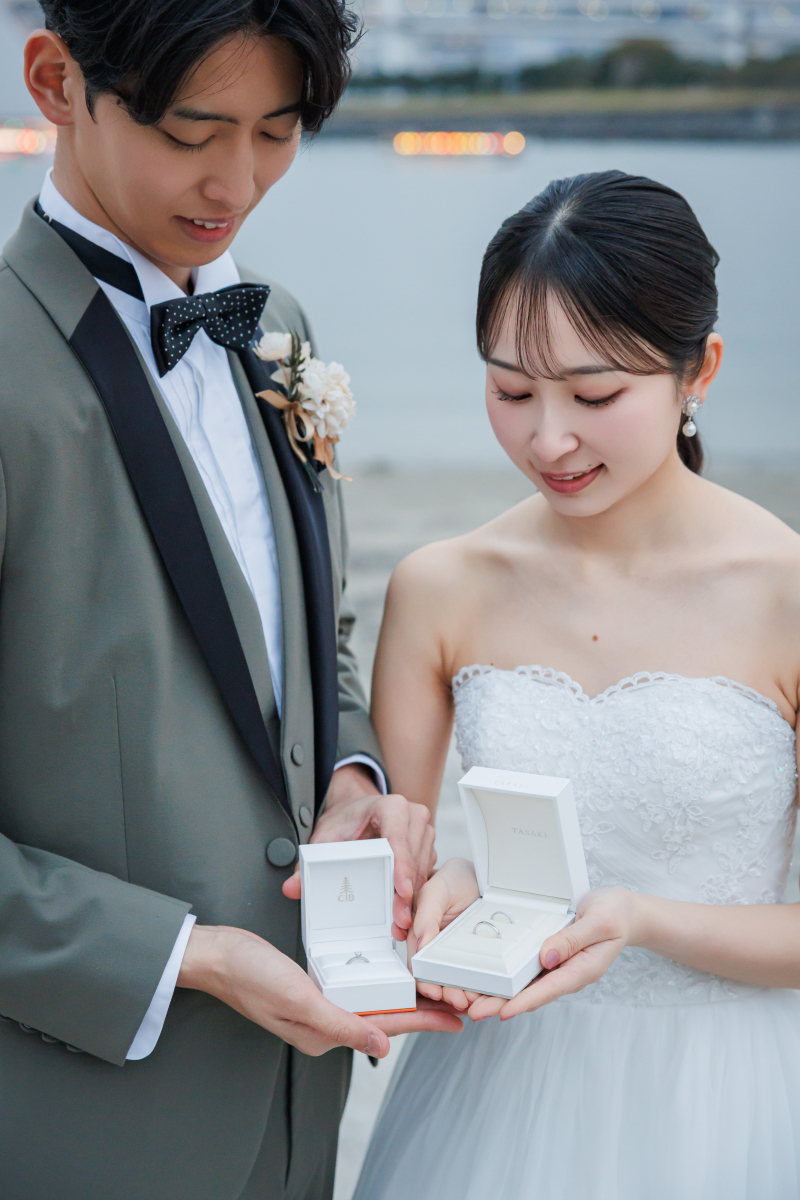 指輪の箱をのぞき込むふたりの真剣な眼差し