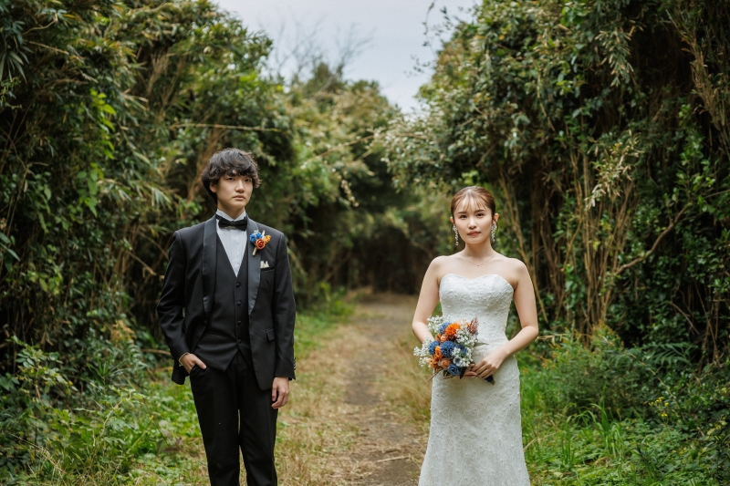 緑のトンネルに並ぶ二人の表情