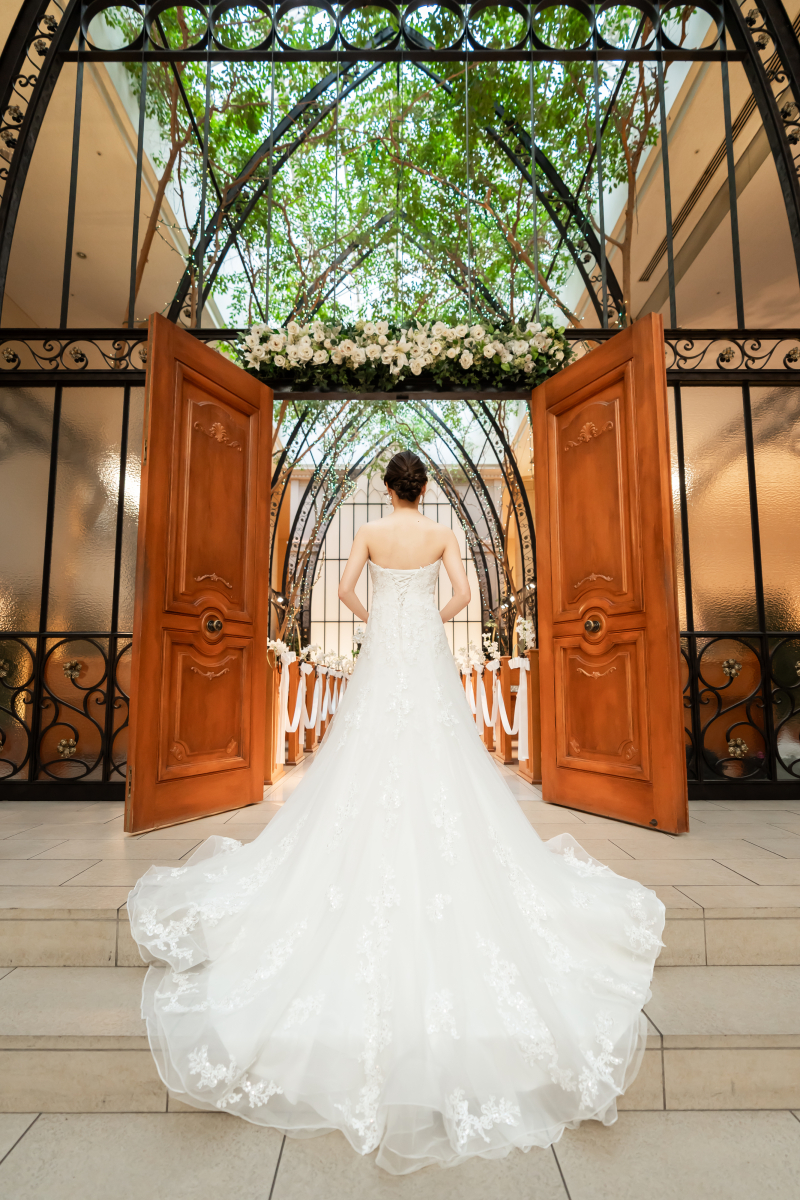 チャペル扉前の新婦様後ろ姿