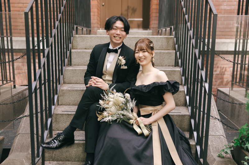 石段に並んで座る明るい笑顔