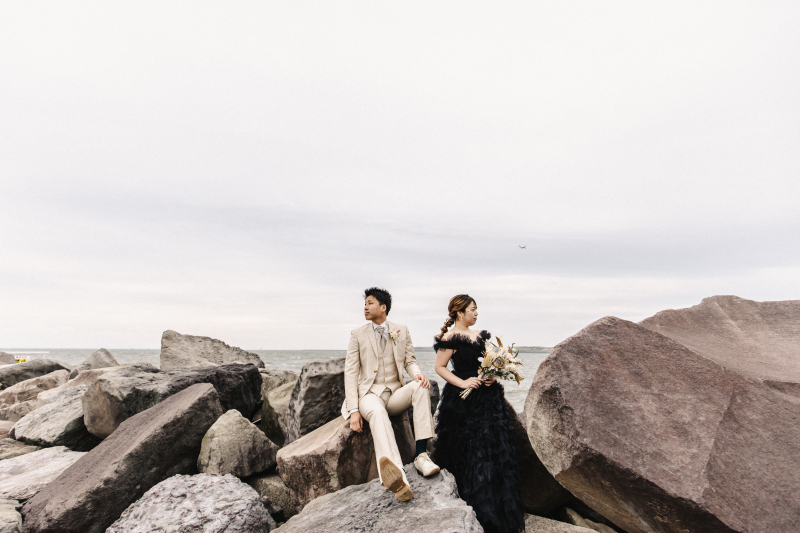 海風に映えるふたりの姿