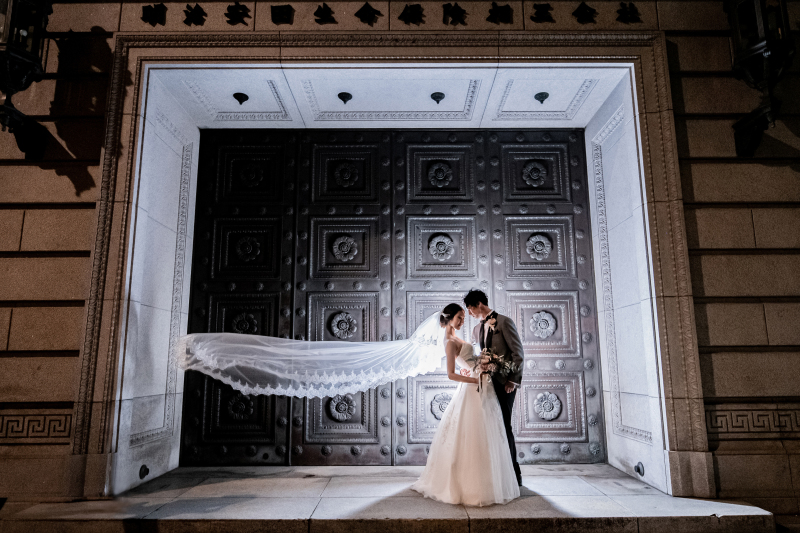 重厚感のある門の前で。