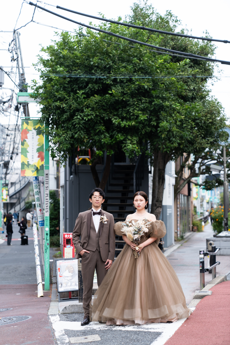 緑あふれる路地に並ぶドレスとスーツ