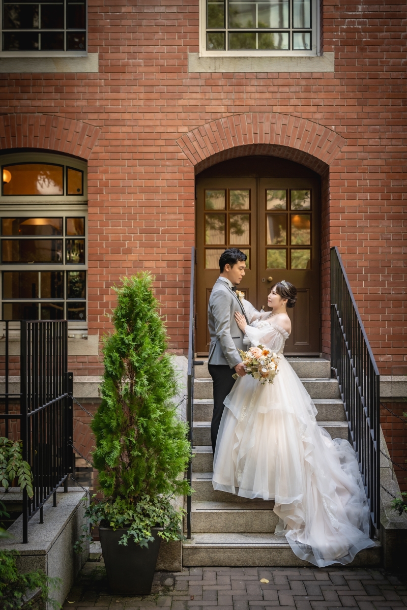 中央に立つ端正な立ち姿