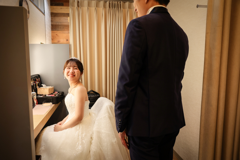 振り向いたドレスとふたりの距離