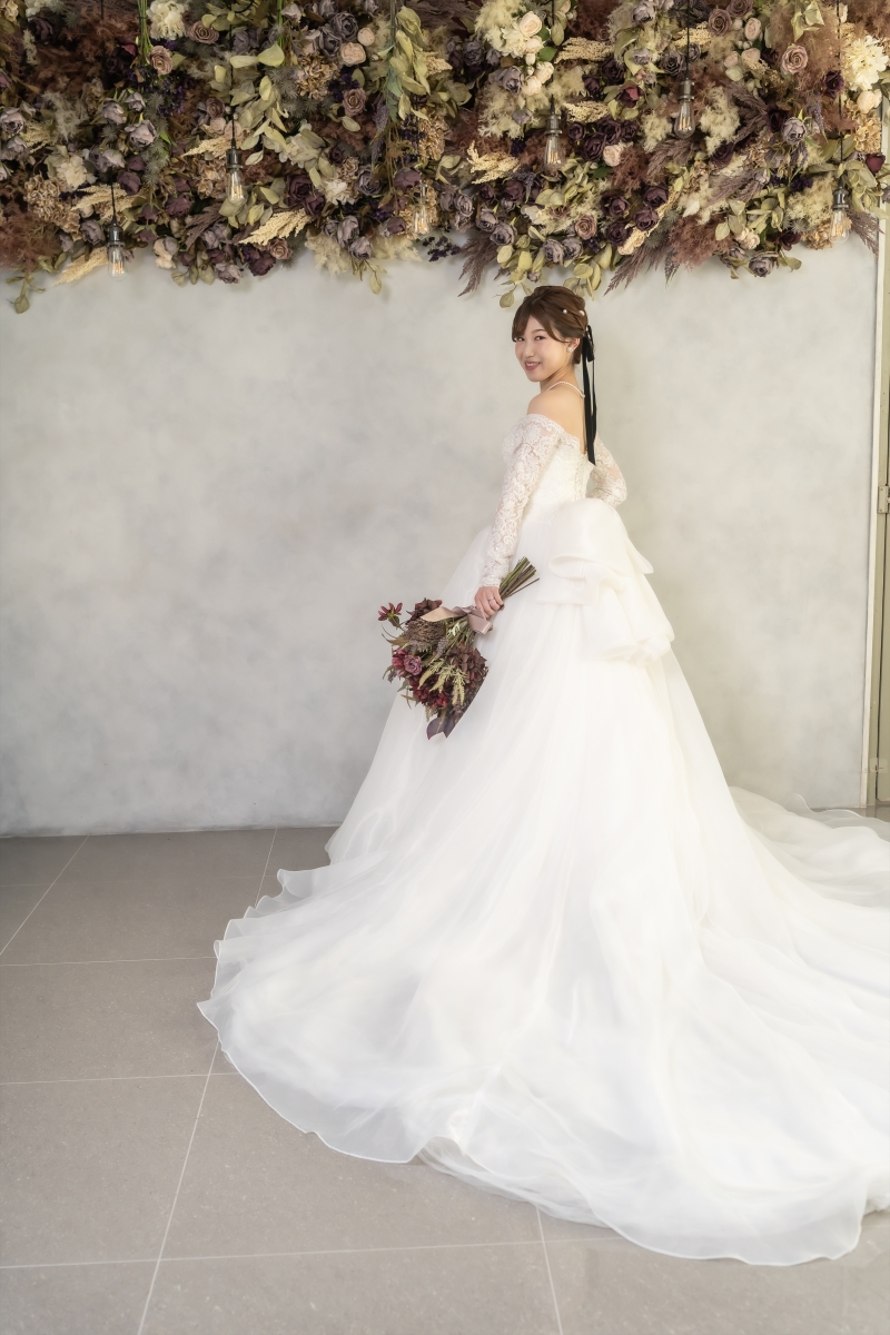 長いトレーンに宿る凛とした品格