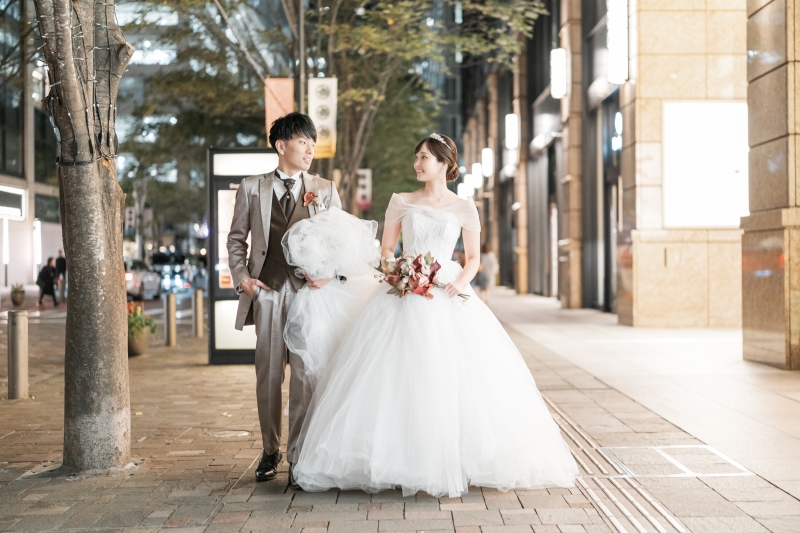 笑顔を向け合いながらのびのびと歩く二人