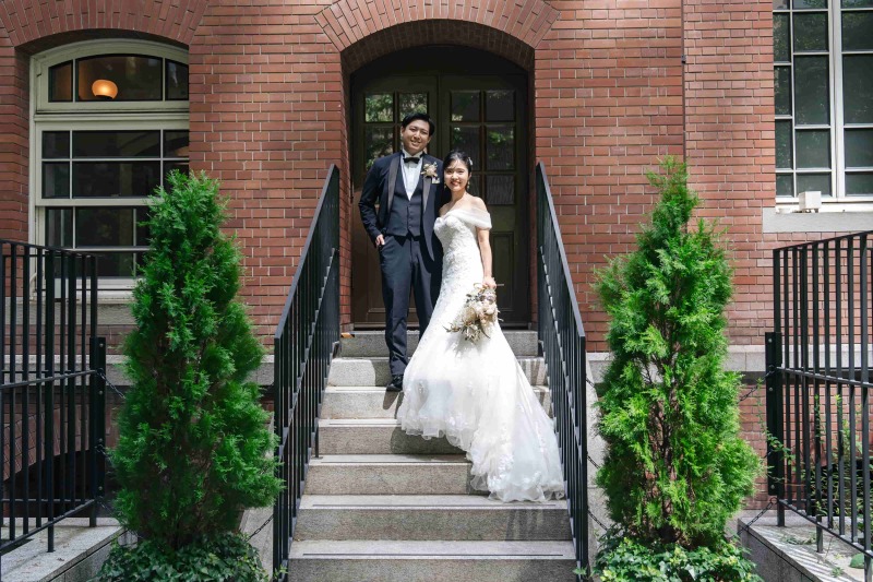 ドアの前で幸せ待ち