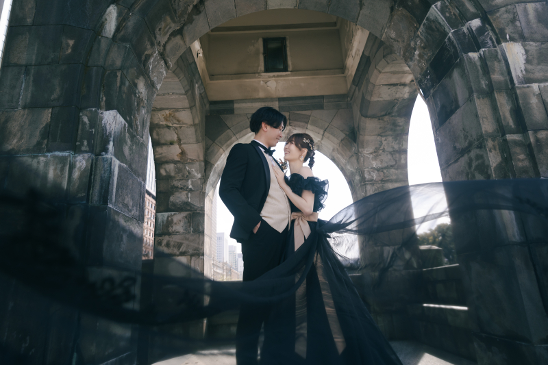 石造りのアーチの中で向き合う凜とした