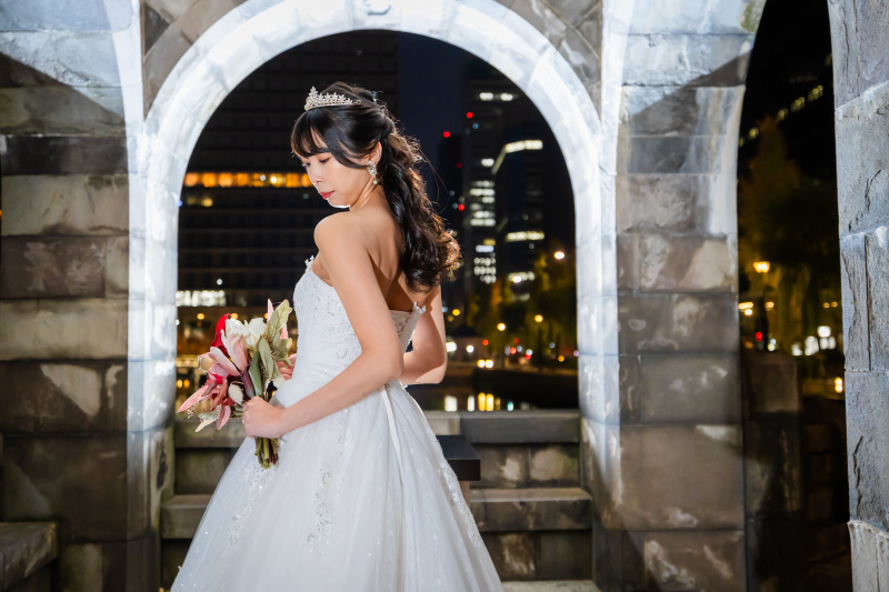 ティアラとブーケの凛とした後ろ姿