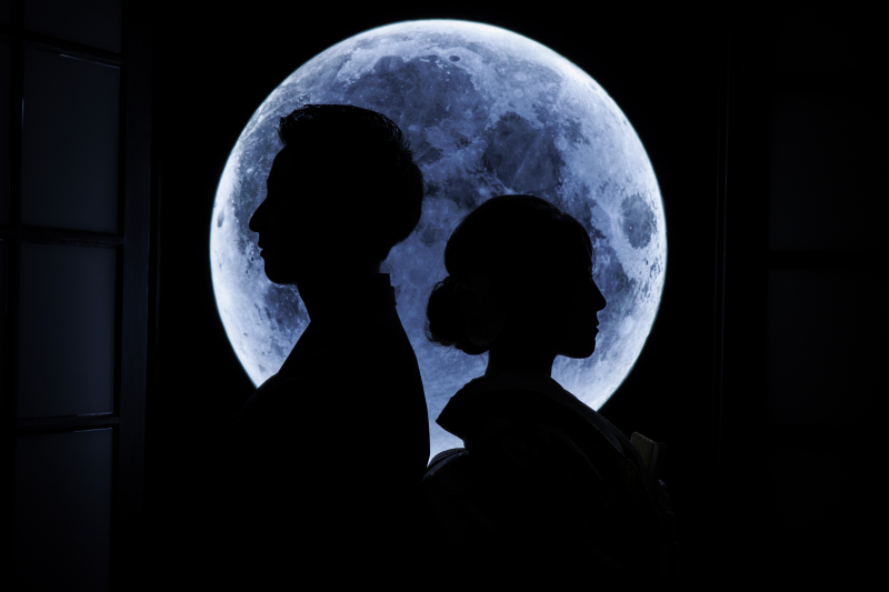 月でシルエットカット。