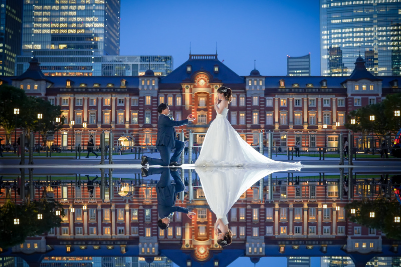 東京駅舎を背景に