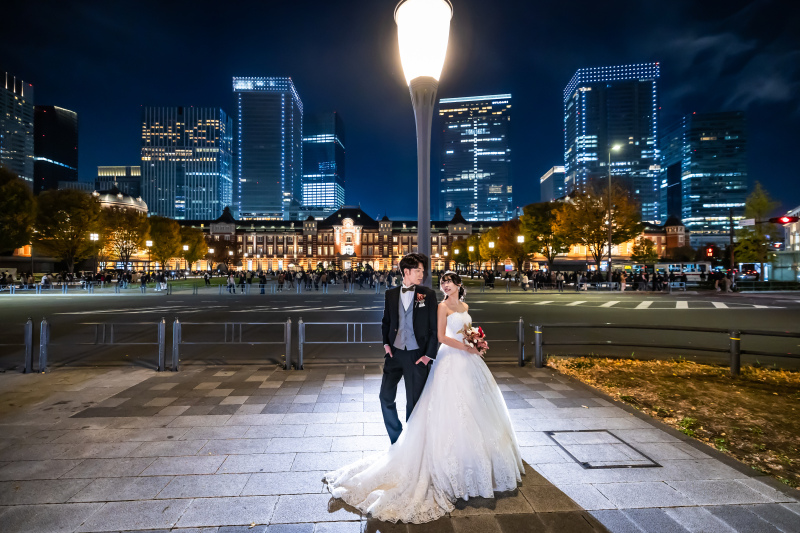 街灯の下に向き合う洋装のふたり