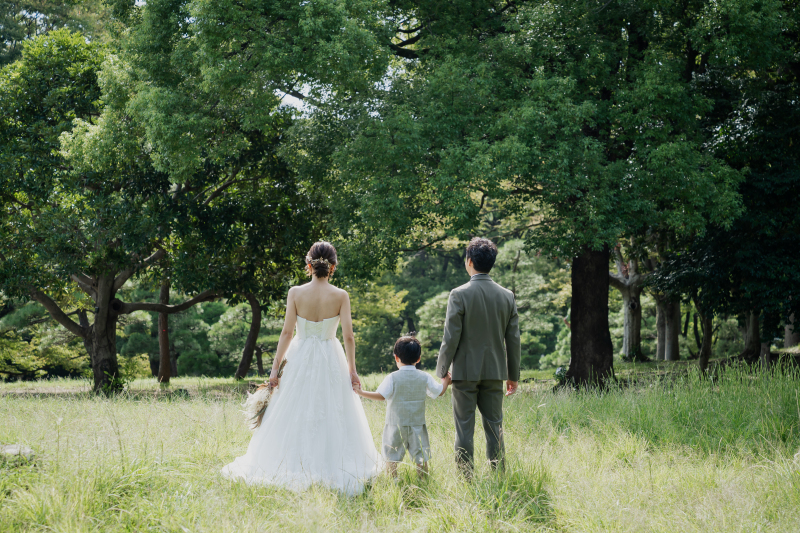 草原を進む後ろ姿
