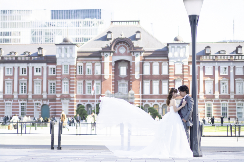 ドレスの裾・風に舞いながら寄り添う