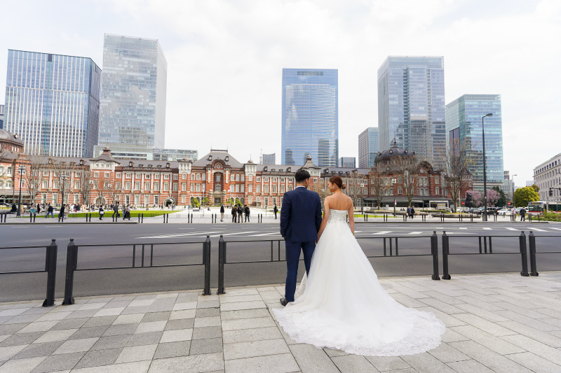 東京駅舎前にて