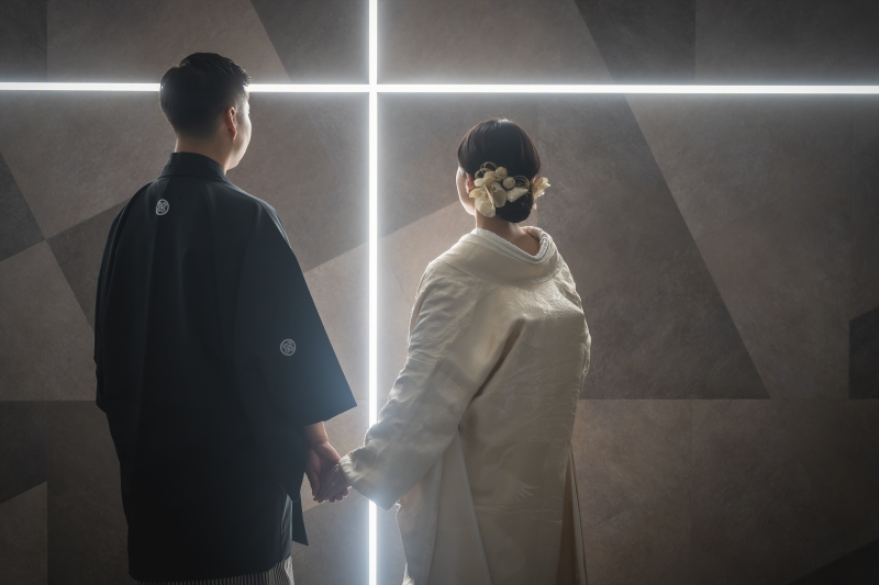 眩放光の中で重なり合う手元の輝き