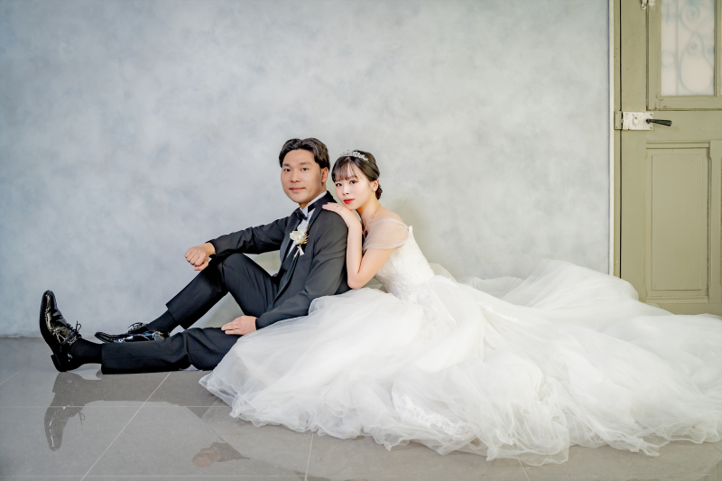 肩に頭を預けたくつろぎの表情