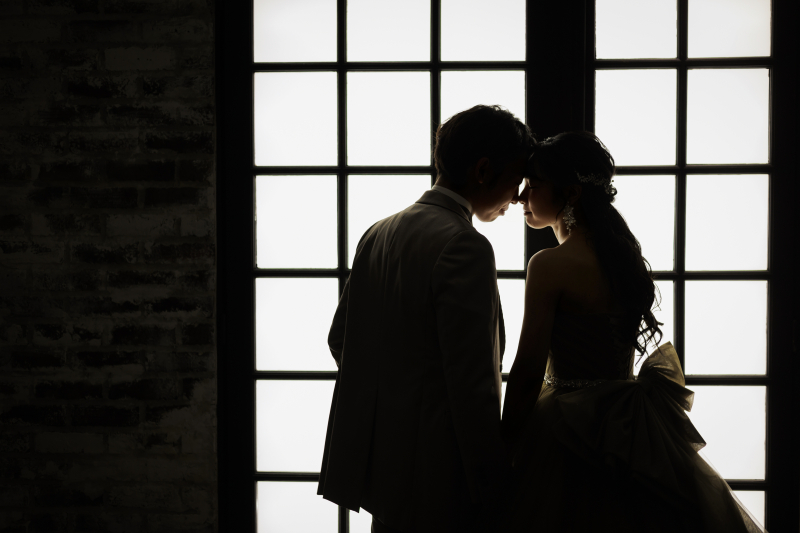 窓枠にてシルエット写真を♡