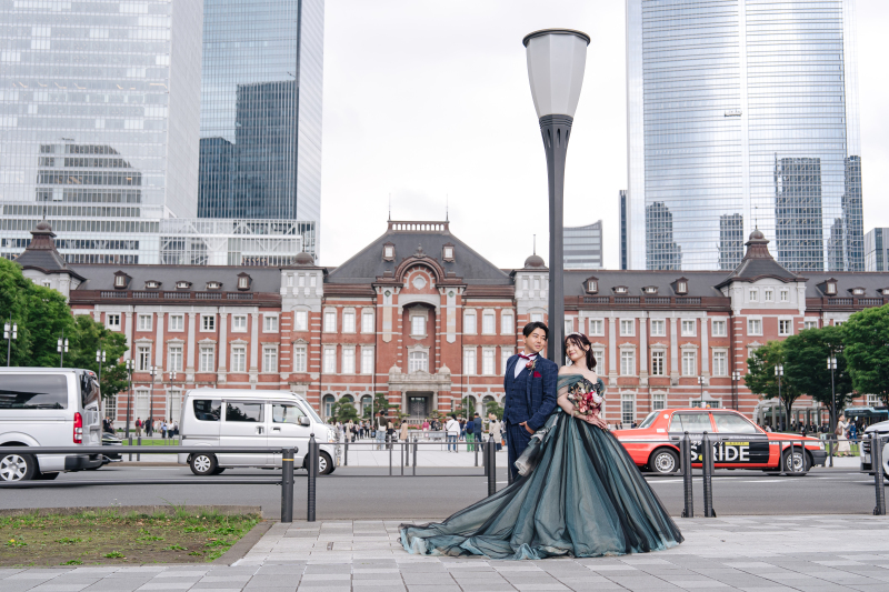 ドレスと駅舎と