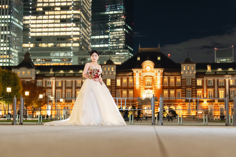 東京駅の灯りの前に立つ新婦様の存在感