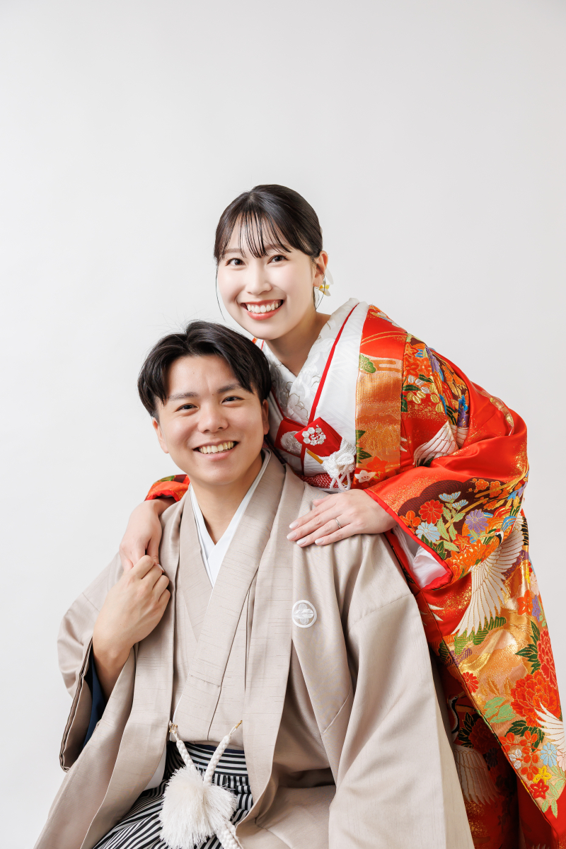 肩に手を置いてはじける笑顔の明るさ