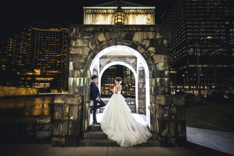 階段で見つめ合い