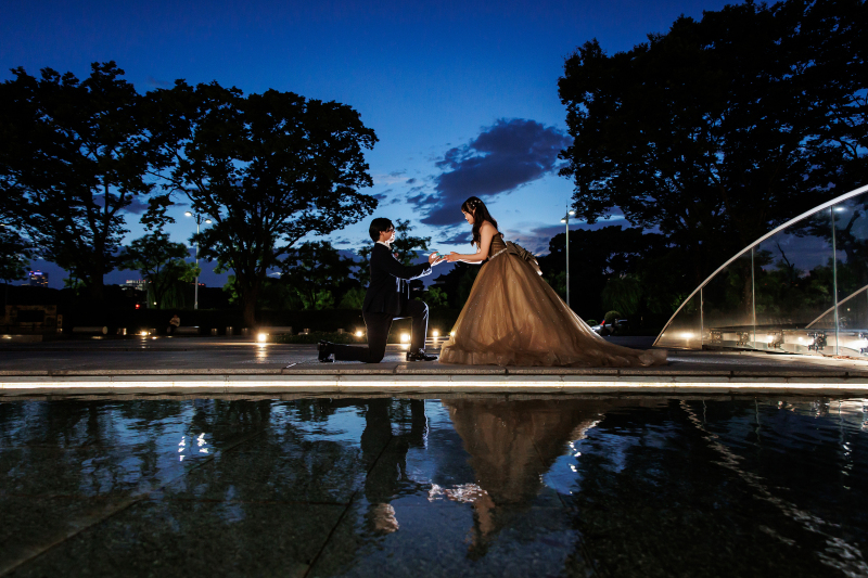 青い空が素敵な1枚。水面にはお二人の姿も♡