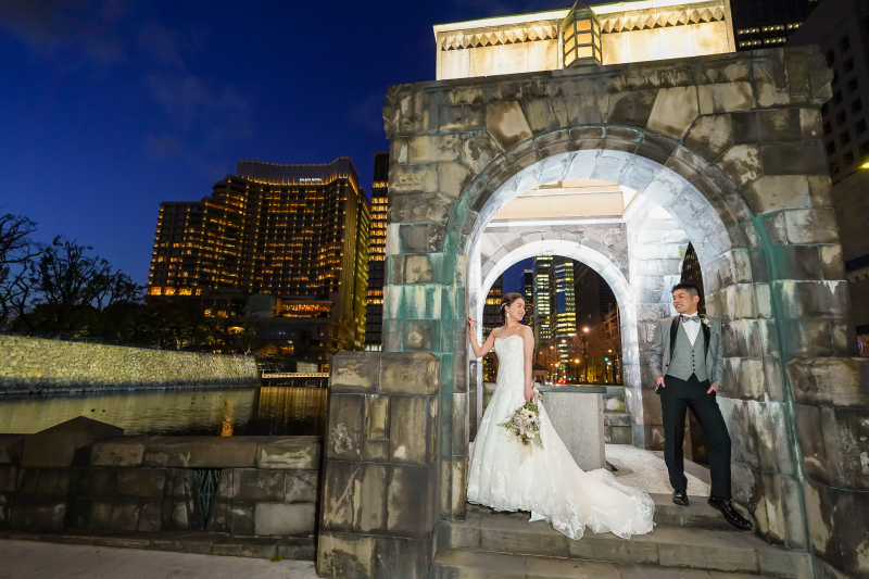 背景の建物が煌びやかに