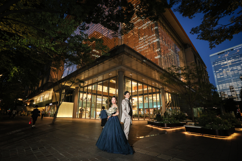 近代的な建物の前にて