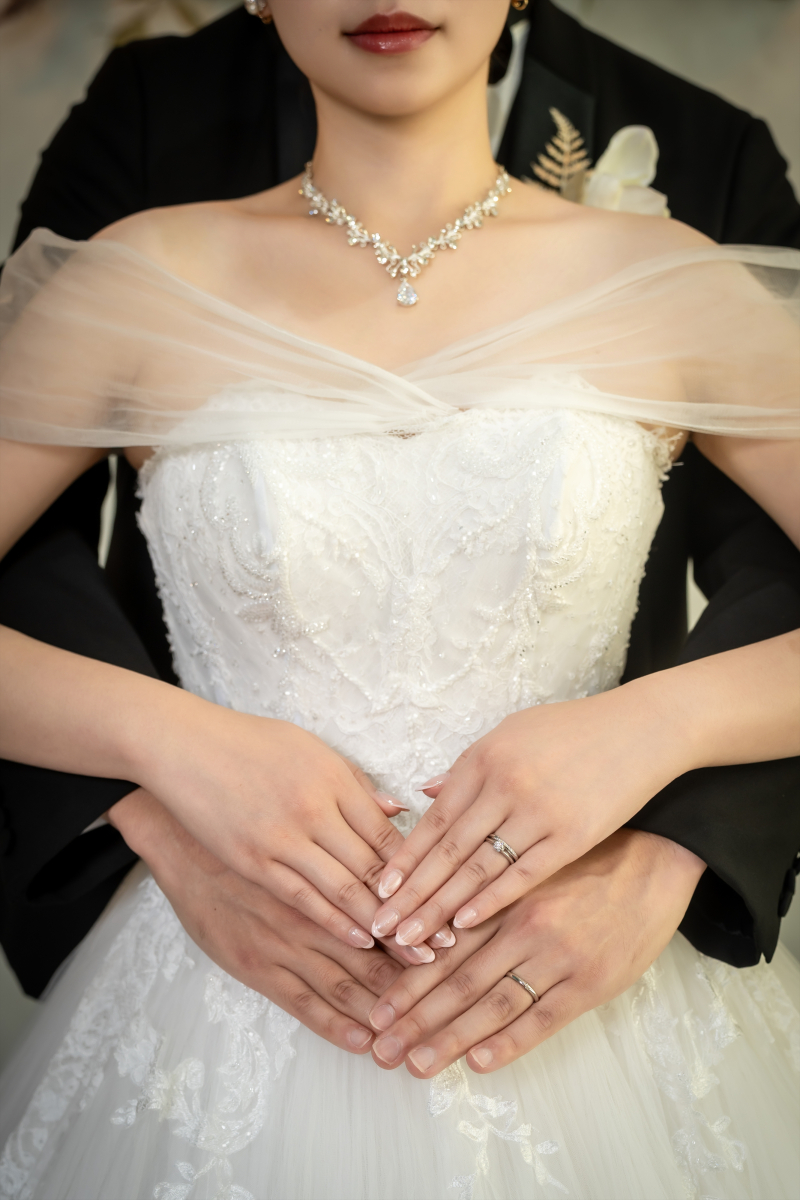 指輪のリングが重なる胸元