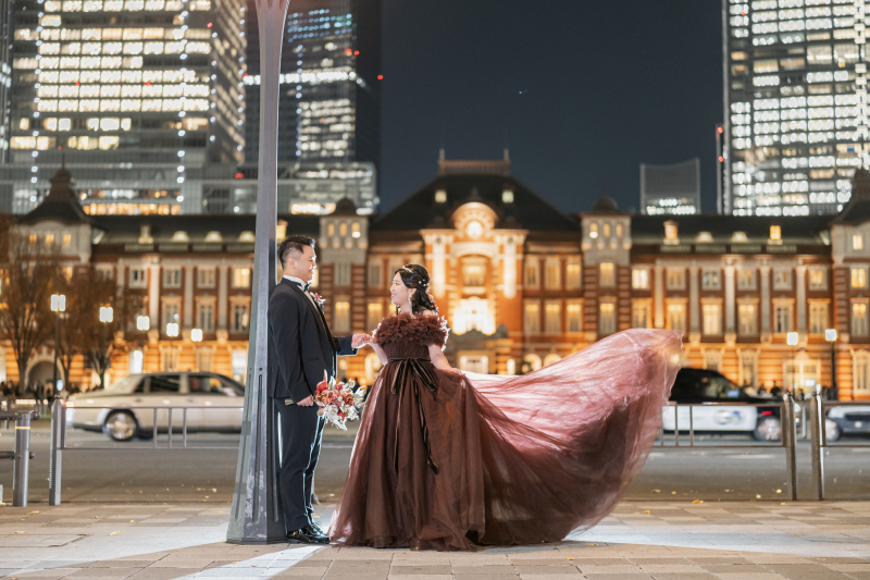夜風にはためくドレスの裾