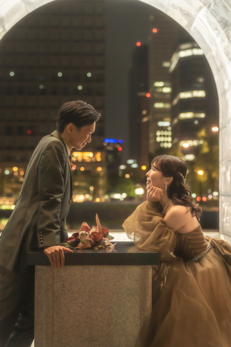 石のテラスで向かい合い話しかける夜の二人