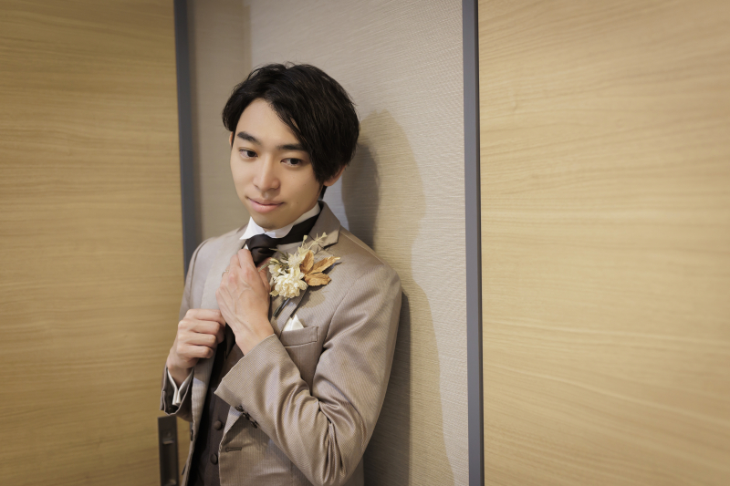 新郎様もネクタイを直して！