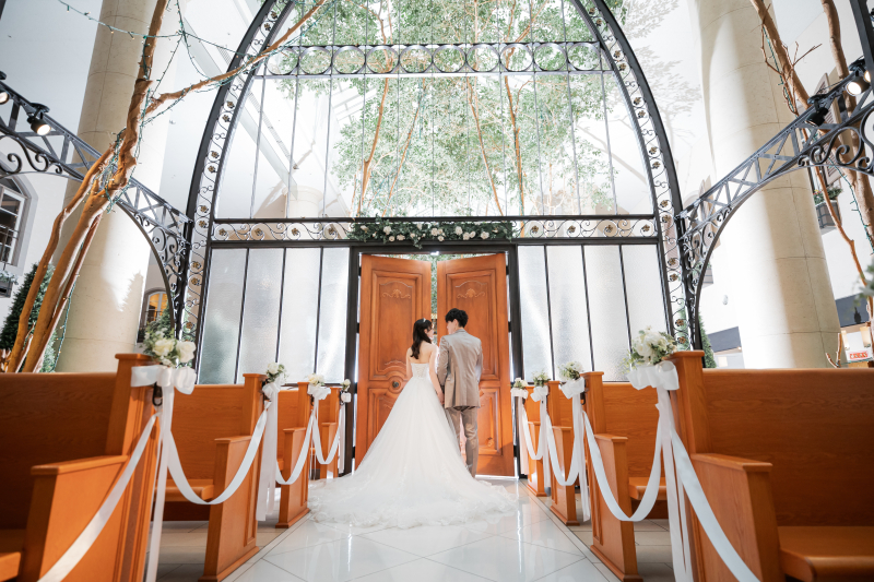 並んで立ち余韻を共有する姿勢