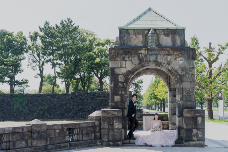 ピンクドレス×石造が映え♡