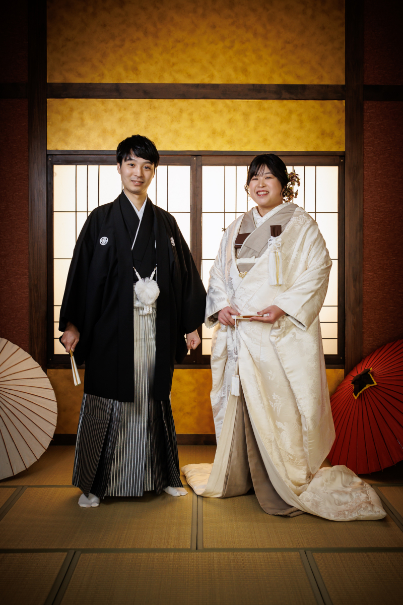 和室で立ち姿。