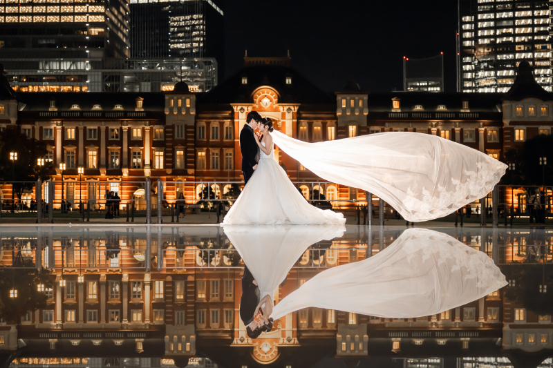 水面に映る　ベールと黒いタキシード