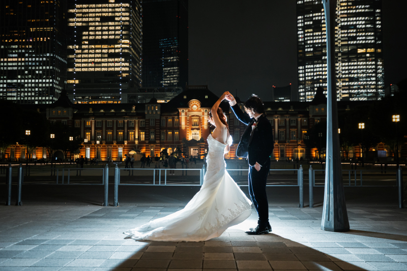 腕を上げドレス裾が広がる形