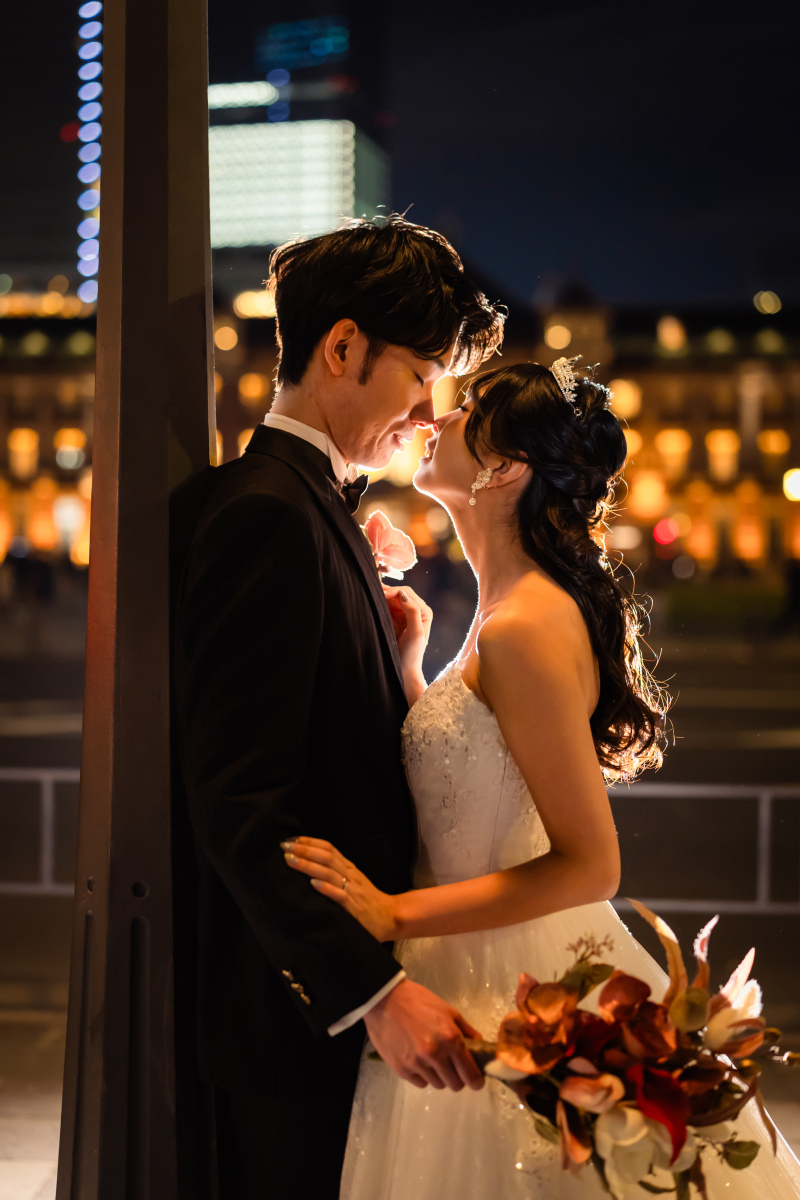 見つめ合う顔の近さとレッドブーケ