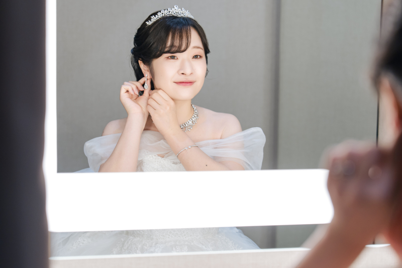 鏡の前でほころぶ花嫁の笑顔