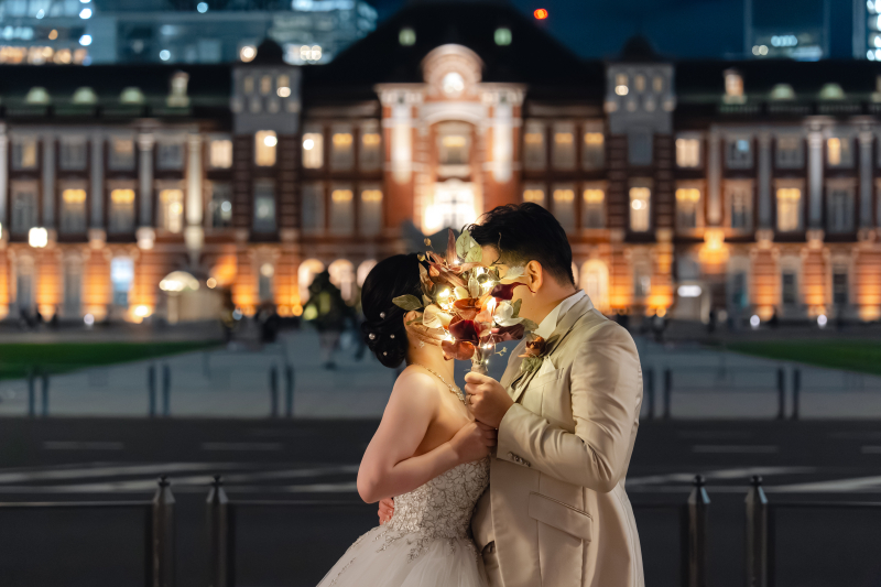 ブーケ越しに顔を近づけ合う二人の夜