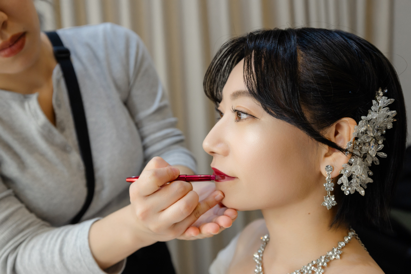 リップを仕上げてもらう新婦様のアップ